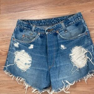 Vintage high waisted Levi’s shorts. Size 27